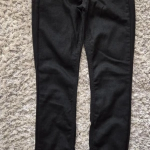 Svarta skinny jeans från Calvin Klein - Snygga svarta skinny jeans från Calvin Klein med hög midja. Perfekta för en stilren look. Tillverkade i ett stretchigt material för bästa komfort. W29 L32. Använda en gång. Går ej att förhandla, priset är fast