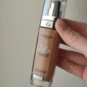 Loreal True Match Foundation 7W - Loreal True Match Foundation i färgen 7W. Varm färgnyans. Helt ny med tejp kvar, har aldrig öppnats. Passar en mörkare hudton som foundation eller en ljusare hudton men som bronzer.