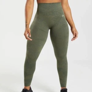 Gröna leggings från Gymshark - Snygga gröna leggings från Gymshark med hög midja och tight passform. Perfekta för träning med en bekväm och stretchig design. Använd fåtal gånger. 