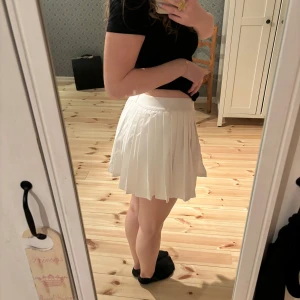 Tenniskjol  - Supernajs tenniskjol! Den har shorts under med en ficka där man kan ha telefonen. Använd en gång! Nypris 249kr 