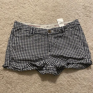 Rutig shorts från H&M - Rutiga shorts från HM som jag köpt på vinted. Jätte söta till sommaren💕
