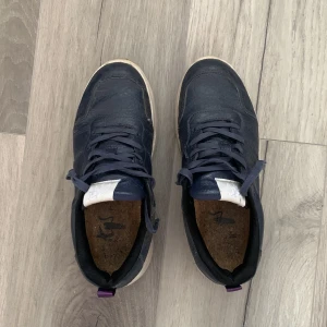 Mörkblåa sneakers från Eytys - Säljer ett par Mörkblåa sneakers från Eytys med vit sula och snörning. Smutsiga men går troligen och få bort.