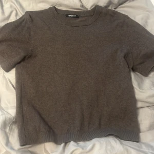 Brun kortärmad tröja från Gina Tricot - En väldigt fin brun stickad tröja från Gina. Knappt använd därför i ett väldigt bra skick 