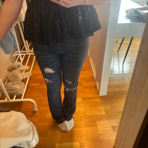 Mörkblå jeans med slitningar - Snygga mörkblå jeans med slitningar på knäna och låren. De är även lågmidjade och sitter perfekt på mig som är 167/168 och bär oftas 38 i byxor ❤️