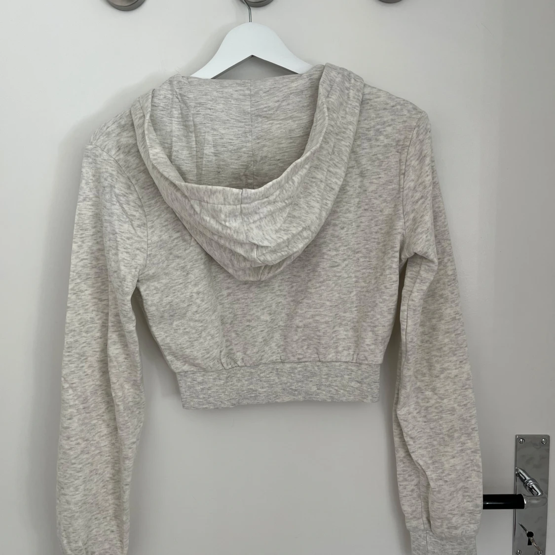 Grå croppad hoodie från H&M Divided - 1