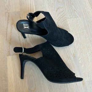 Högklackade skor/sandaletter - Säljer dessa skor som endast kommit till användning en gång. Supersköna för att vara högklackade! Materialet är mocka och dessa inköptes ursprungligen från DinSko🤍