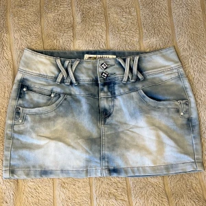 Jeans kjol  - Midjemått: 38cm 💖kolla profilen för mer 