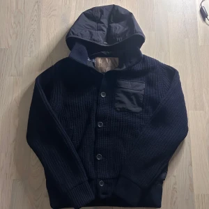 Herno wool cardigan med luva - Mycket bra skick | discoutinued | Size L passar M/L | modell 180 65 kg | Följare får 100 kr rabbat | fraktar spårbart inom 24 timmar med PostNord eller instabox |