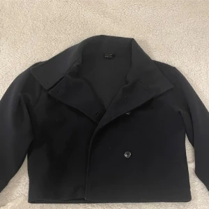 Svart kappa från Gina tricot  - Säljer denna jättefina kappa ifrån Gina tricot! Storlek 170 men passar mig som är en xs-s💕 Superfin verkligen men använder inte längre. Inga defekter💕