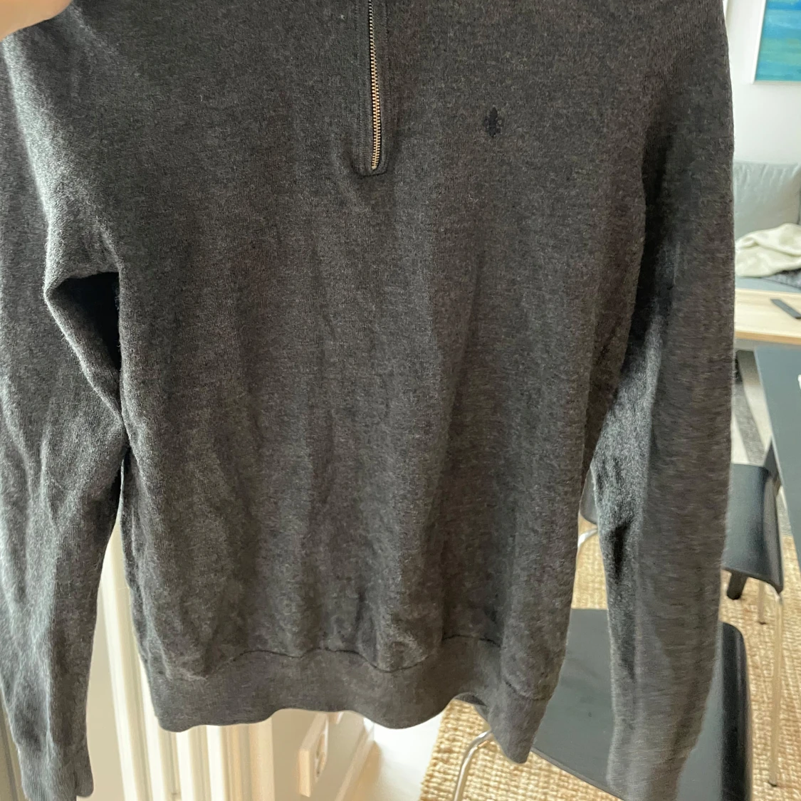 Grå tröja med dragkedja  - 1