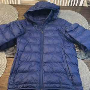 Blå jacka från Peak Performance - Säljer en blå pufferjacka från Peak Performance.  Den är i storlek L i barn storlek. Passar dig som är runt 175-180cm. Köpte för 1500kr. Säljer för 400kr