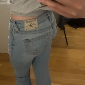 True Religion Jeans - Säljer dessa jeans från true religion, passade inte riktigt min stil så därför säljer jag dem. Köpta här på plick. Stog inget om defekter/slitage. ”Midrise”