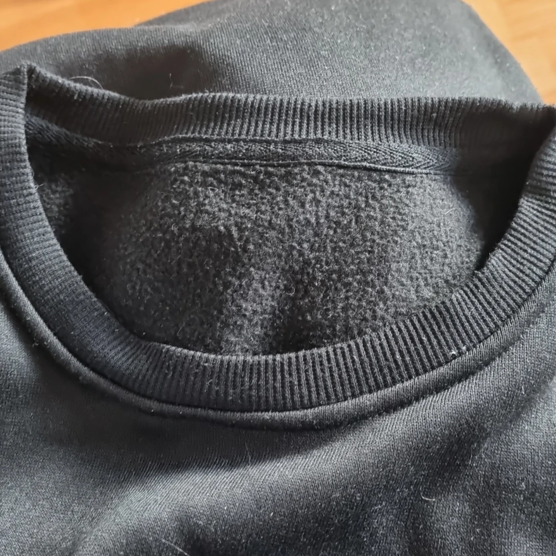 Svart tröja i polyester - 1