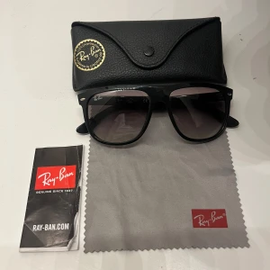 Rayban Boyfriend - 🌟Rayban Boyfriend | 9,5/10 skick, ej använda mycket. Alltid förvarats i fodralet när de inte använts. | Givetvis äkta, fodral och duk ingår | Ca 1100kr nya | Fraktar spårbart via PostNord eller instabox | Hör av dig vid frågor eller andra funderingar! 🌟