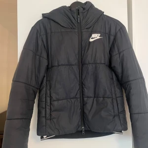 Svart pufferjacka från Nike - Snygg jacka från Nike! 