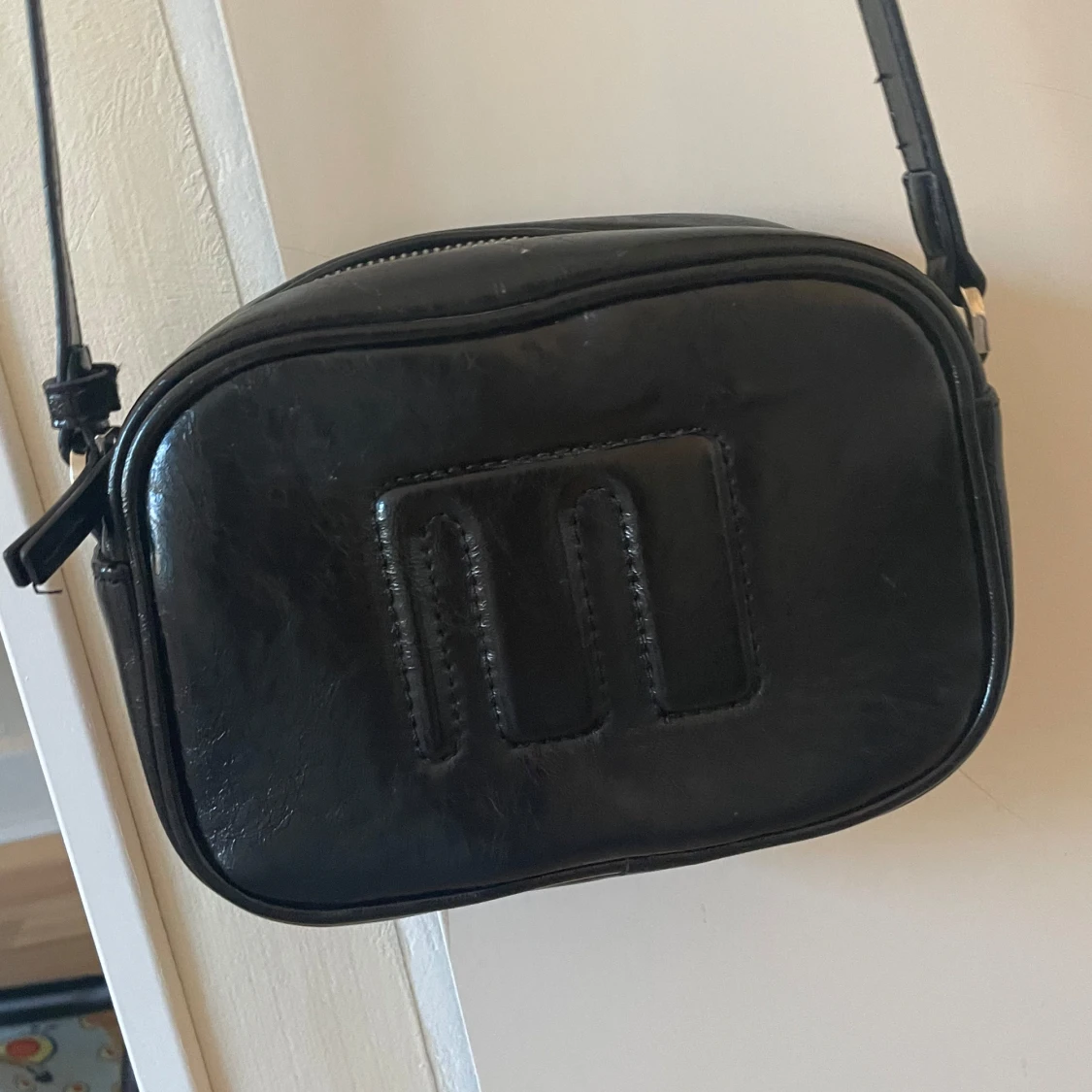 Svart axelremsväska med m logga från mango🤍 - 1