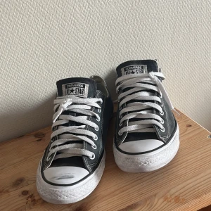 Blå Converse All Star sneakers - Säljer ett par klassiska blå  Converse All Star sneakers med vit sula och snörning. Perfekta för en avslappnad stil och passar till det mesta. Skorna har den ikoniska loggan på plösen och är i en tidlös design.