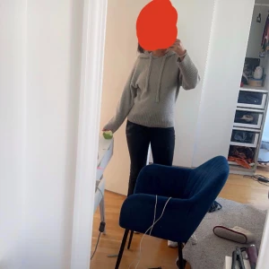 zara stickad hoodie - säljer en stickad känd tröja från zara säljs inte längre💗Knappast använd jätte fint skick. 