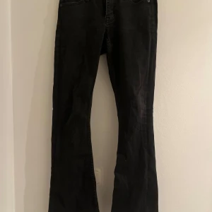 Lågmidjade svarta jeans - Säljer nu ett par svarta lågmidjade jeans😇