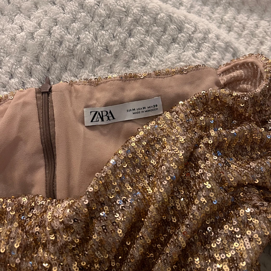 Glittrig guldklänning från Zara - 1