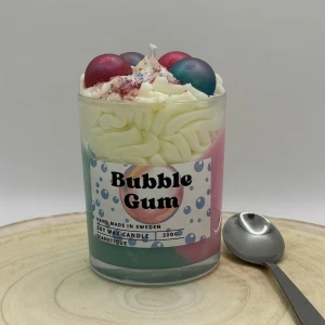 Bubble Gum doftljus sojavax ljus - Bubblegum doftljus passar perfekt för dig som tycker om den söta, bubbliga och lekfulla doften av bubbelgum.  Toppnoter: Jordgubb, banan, apelsin Hjärtnoter: Jasmin Basnoter: Vanilj, mysk  Egenskaper:  - Brinntid: ca 50timmar - Vax: 100 % sojavax - Veke: Vaxad bomullsveke - Behållare: Glas, kan tvättas ur och återanvändas - Netto vikt: 220g