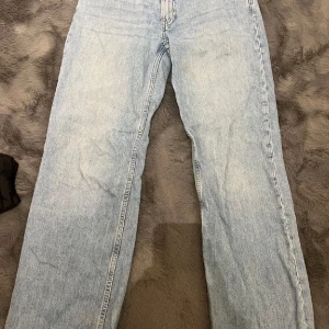 Jeans - Säljer nu mina jeansshorts, de är i modellen icon, full lenght. Inga defekter förutom att de är rätt så söndertrampade nere vid hälen, se bild 3-4. Midjemått:39 innerben: 80