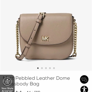 Beige/lite rosa axelväska från Michael Kors - Snygg beige axelväska i skinn från Michael Kors med guldfärgade kedjedetaljer och justerbar axelrem. Använd otroligt fåtal gånger, nypris: 1600