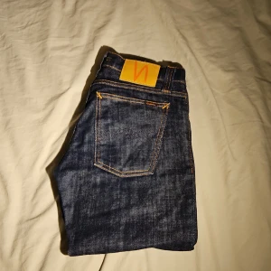 mörkblå jeans från NUDIE - (NYA) Nudie tight long john 29W 32L skick: 10/10 skinny/slim passform. Nypriss runt 1600,  pris kan diskuteras🫶💛