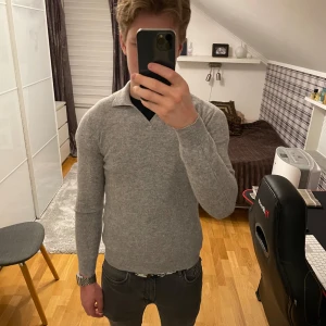 90% WOOL 10% CASHMERE TRÖJA - Tjenare säljer denna sköna tröja från john henric för ett rimligt pris hör av dig om du är intresserad! Den är S men sitter verkligen inte som S snarare Xs!