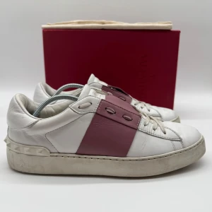 VALENTINO OPEN - Valentino open sneakers - Skick: 9/10 - Storlek 41 - Tillbehör: Enbart skorna - Nypris 7700kr - deluxecloset 