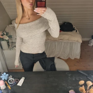 Beige offshoulder stickad tröja - Säljer en snygg beige offshoulder stickad tröja. Den är normal i storleken and aldrig använd🥰