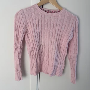 Rosa stickad barn tröja från Ralph Lauren - Säljer en barn stickad tröja från Ralph Lauren med klassiskt flätmönster. Barn storlek L.  200kr+frakt