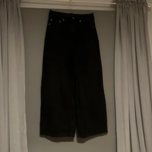 Svarta baggy jeans - Snygga svarta baggy jeans från Stay i storlek XS köpta på carlings. Jeansen en loose/baggy passform som ger en avslappnad stil. Perfekta för en trendig look. Har sytt upp benen.