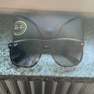 Solglasögon från Ray-Ban - Snygga Ray-Ban Boyfriend solglasögon modell RB 4147 med brun sköldpaddsmönstrad båge och mörka glas. Perfekta för soliga dagar. Kommer med originalfodral. Samt förpackning, perfekt till våren och sommaren
