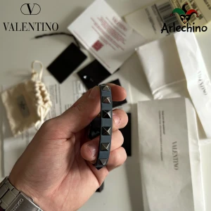 Blått Valentino armband  - Riktigt snyggt valentino armband i blå färg | nypris ca 3000 mitt pris 1799 men inte hugget i sten!! | självklart äkta kvitto samt allt på bilderna medföljer!!