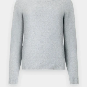 Grå stickad tröja från Vero Moda - Bra skick, välanvänd, lite nopprig men går lätt bort med noppkamm, nypris 300kr💘