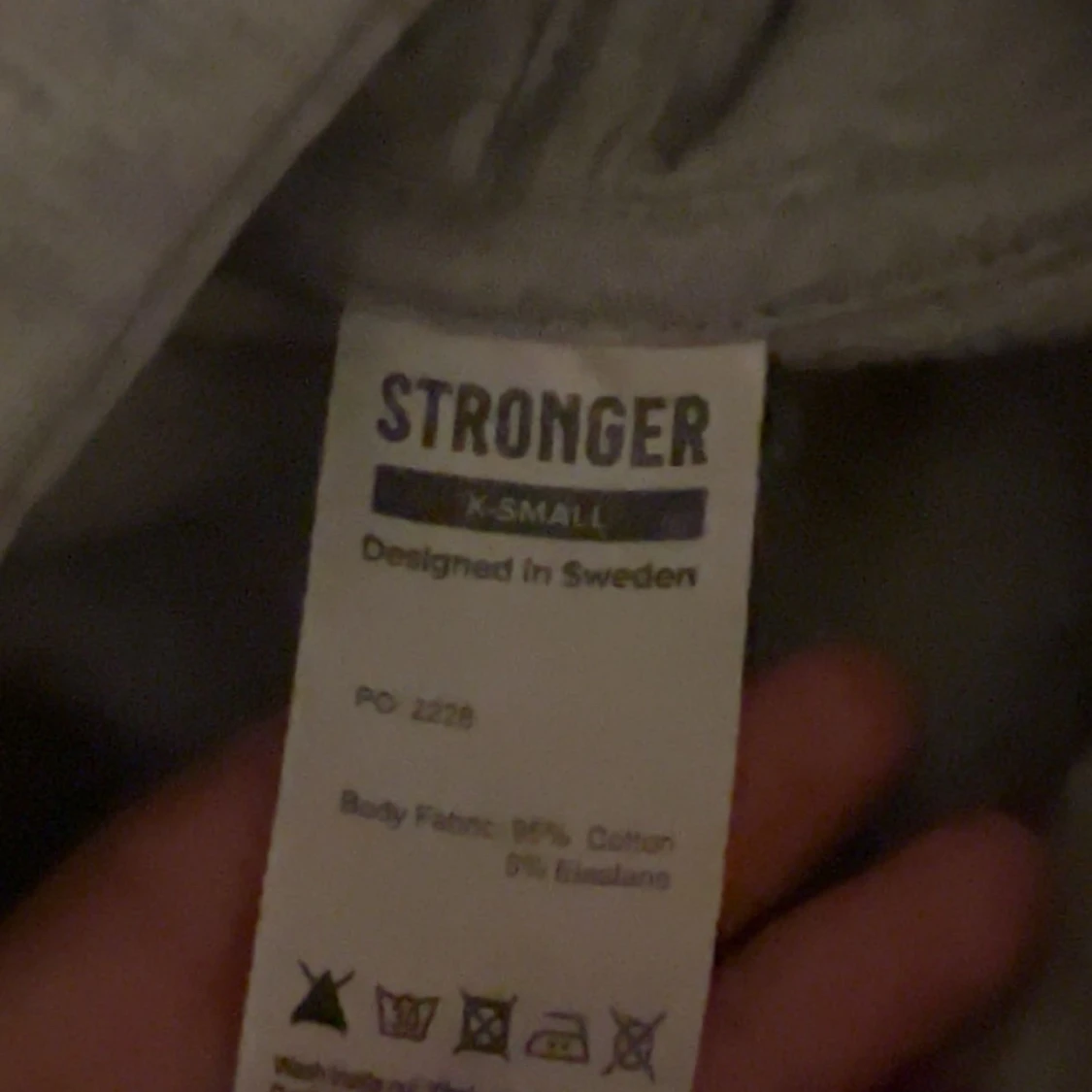 Grå hoodie från Stronger - 1