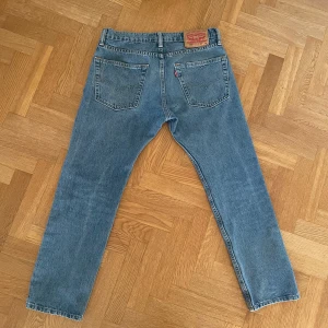 Levi's jeans - Säljer ett par klassiska blå jeans från Levi's med rak passform. De har fem fickor och är perfekta för en avslappnad stil. Storlek 30/30
