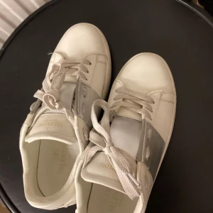 Valentino skor med silverdetalj  - Säljer mina fina valentino skor som är i mycket fint skick. Är inte helt hundra på att de är äkta då jag fick de i födelsedagspresent men har påse till de❤️kom privat om du vill ha fler bilder. Storleken är 37 men skulle mer säga att det är 36❤️