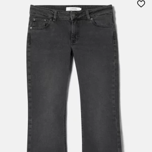 Grå jeans från Junkyard - Snygga jeans från junkyard använda fåtal gånger, sitter superfint på