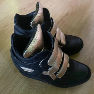 Isabel Marant Liknande Skor - Isabel marant liknande skor med guld detaljer, skit snygga och perfekt som fest skor:) Kolla gärna in min profil då jag säljer några andra par💕💕