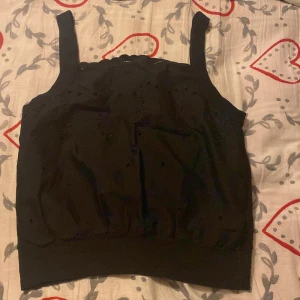 Snyggt svart linne - Svart linne som inte kommer till användning! Är i jättefint skick och har hål med möster på !