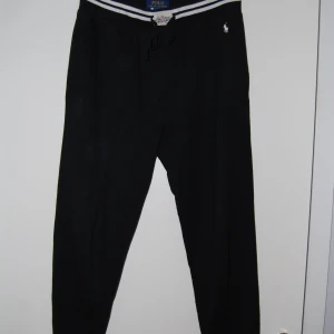 Svarta mjukisbyxor från Polo Ralph Lauren - Snygga svarta mjukisbyxor från Polo Ralph Lauren med broderad logga på sidan. Den är i mycket bra skick och gjord i ett väldigt mjukt och bekvämt material. Den är i storlek S   Pris kan diskuteras vid snabb affär
