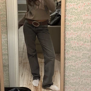 Grå straight jeans  - SUPER snygga grå jeans med en klassisk straight passform. De har en låg midja och sitter så snyggt där bak!!! Perfekta för en avslappnad stil. Jag är vanligtvis en S i byxor och de är lite baggy på mig, men modellen är så💖