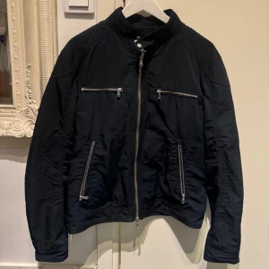 Vårjacka från Riley - Fin vårjacka från Riley. Varsamt använd och fint skick.🩶mörk blå. 