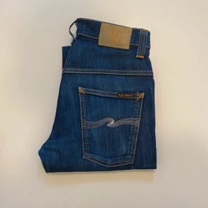 Nudie jeans thin finn - Marinblå nudie jeans made in Italy, Väldigt bra skick, Storlek W31 L34, Modell Thin Finn vilket är mer slim, Pris kan diskuteras, Skriv vid minsta fråga eller fundering💯👍