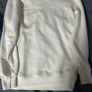 Vit tröja storlek M passar även S - Säljer den eftersom den inte passar mig. Använd fåtal tillfällen som ny.