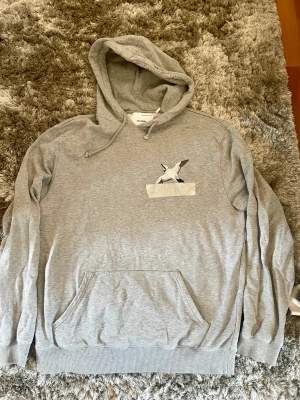 Axel arigato hoodie, storlek M, köpte ny för 2000kr. Bra skick knappt använd