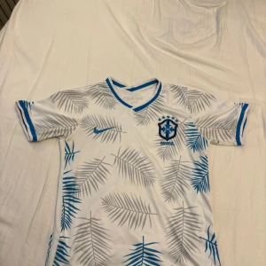 Brazil special kit från Nike 🇧🇷  - 10/10 kvalité och passform, Brazil special vit/blå. Pris kan diskuteras, storlek M