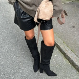 Nelly stövlar - Säljer de populära och slutsålda stövlarna från Nelly. Beställde fel storlek och är därför helt nya och oanvända. 💕Hör av er för egna bilder! ☺️
